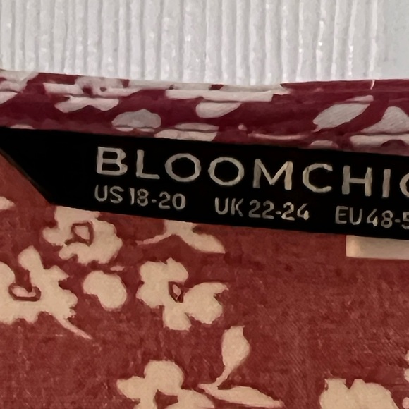 BloomChic classic ditzy print in dusty rose. Almost maxi in length, pockets! - Picture 5 of 5